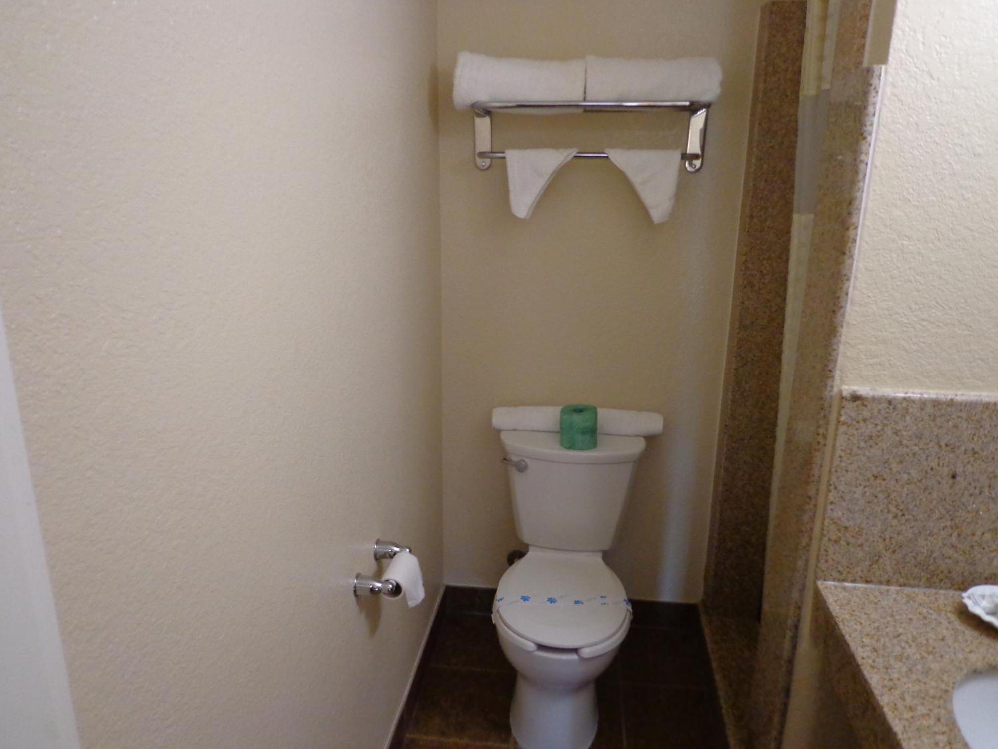 Economy Inn Express Warren Екстериор снимка